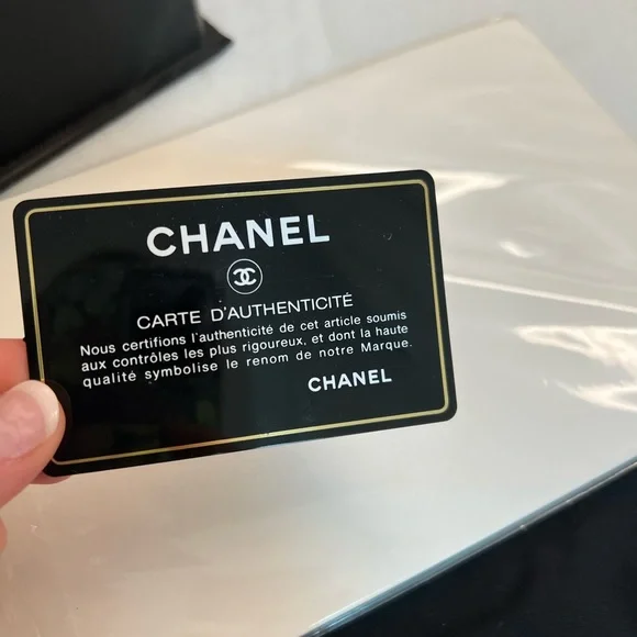 Authentic Chanel medium flapbag - like new with all accessories! - Picture 3 of 13